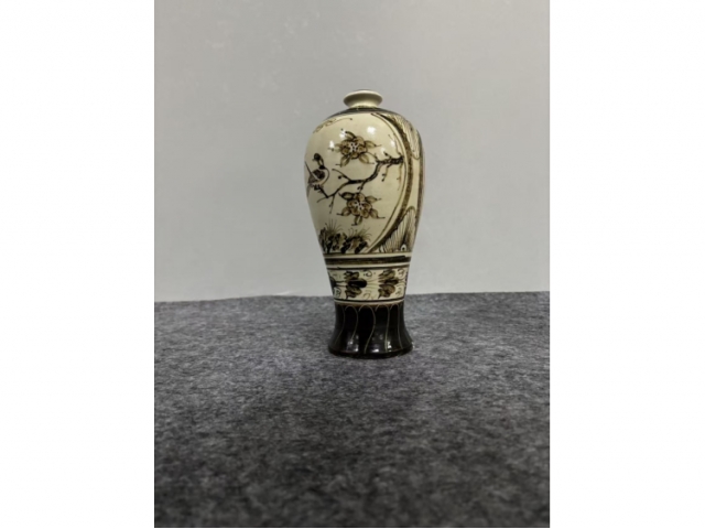 磁州窑白釉黑彩花卉纹梅瓶