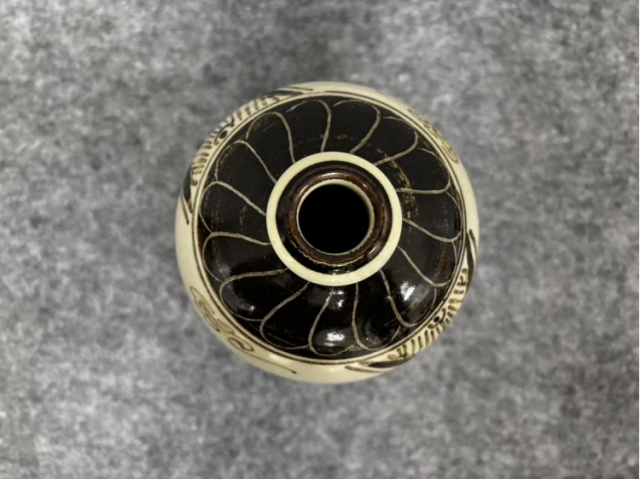 磁州窑白釉黑彩花卉纹梅瓶