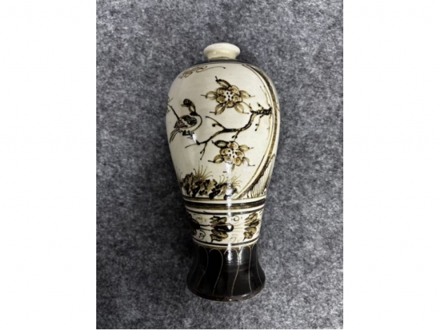 磁州窑白釉黑彩花卉纹梅瓶