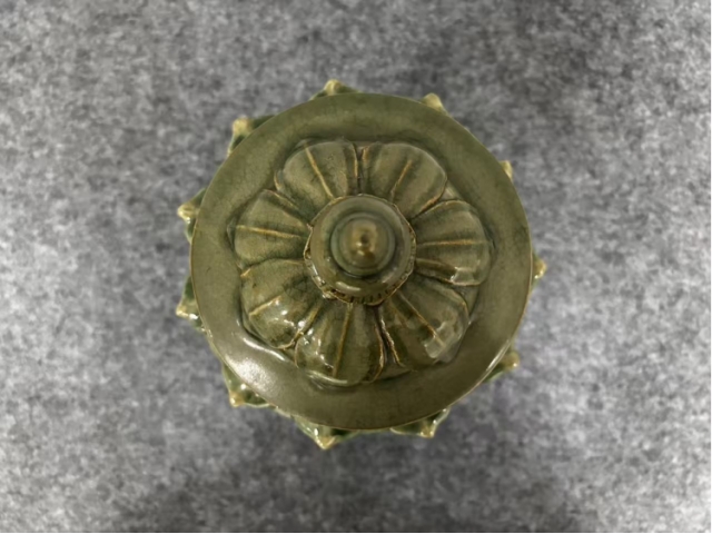 青瓷莲花尊