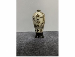 磁州窑白釉黑彩花卉纹梅瓶