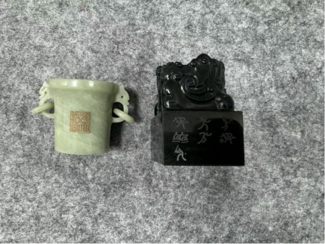 民间收藏-双奥中国尊青白玉版