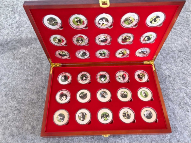 民间收藏-熊猫币和各种银饰银币纪念币